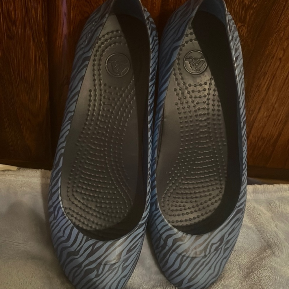 Crocs blue animal print slip on shoes, dressy & comfortable, size 8
